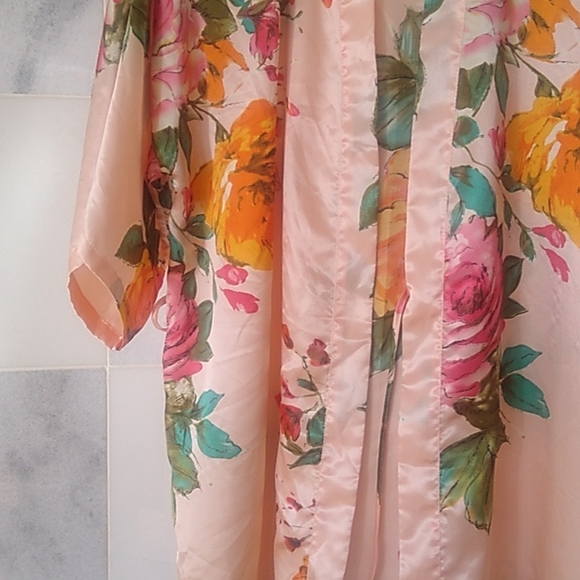 2 flowered Robes white and Peach Medium. Women's - Picture 10 of 13
